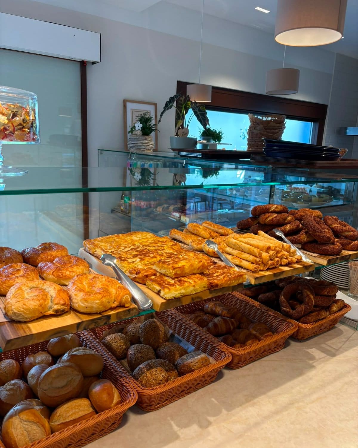 Auslage mit frisch gebackenem Börek, Brötchenkörben und Croissants